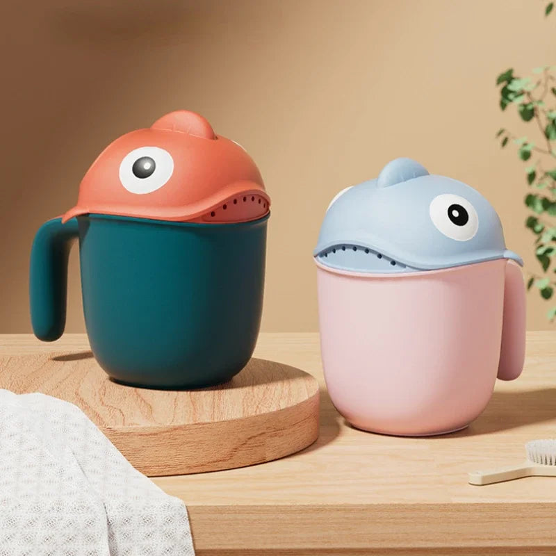 Broc Rinçage Bébé en Forme de Requin pour le Bain | 650 ml - SharkyRinse